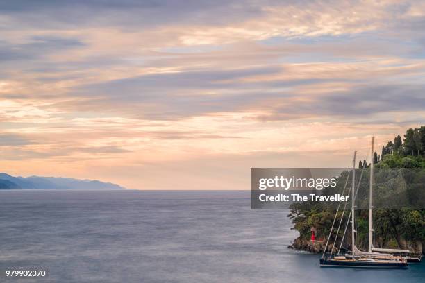 seascape with boats at sunrise, portofino, italy - mar de liguria fotografías e imágenes de stock