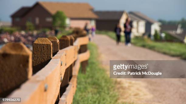 focus fence - end of summer stock pictures, royalty-free photos & images