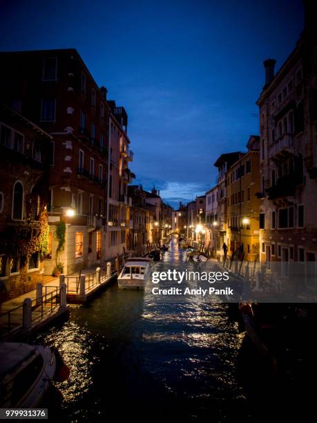 venedig bei nacht i - venedig fotografías e imágenes de stock