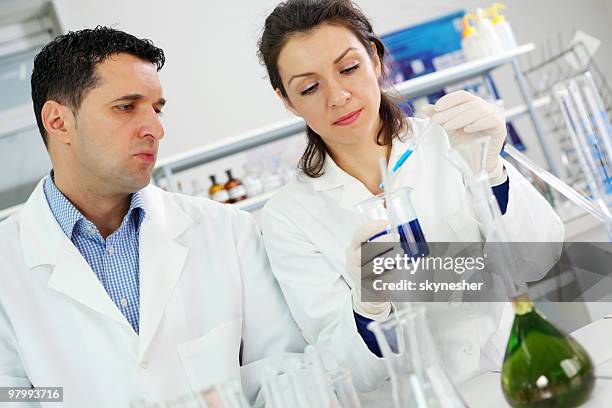 wissenschaftler arbeiten im labor. - biochemiker stock-fotos und bilder