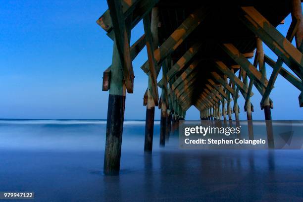 view from below crystal pier, wrightsville beach, north carolina, usa - ライツヴィルビ��ーチ ストックフォトと画像