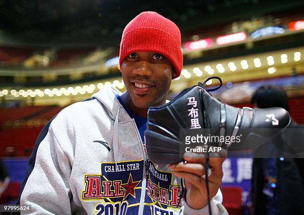 Basket-CHN-NBA-Marbury, FOCUS, by Robert Saiget Former New York Knick point guard Stephon Marbury shows off the shoe he is promoting prior to the...