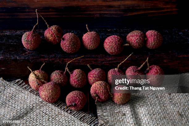 lychee on wooden & clothe background - leche stock-fotos und bilder