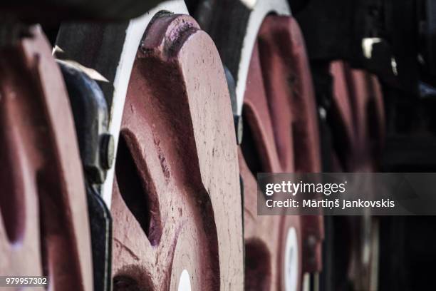 train wheels - lamiera di alluminio foto e immagini stock