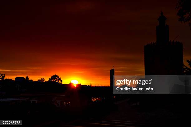 puesta de sol torre del oro, sevilla - puesta de sol - fotografias e filmes do acervo