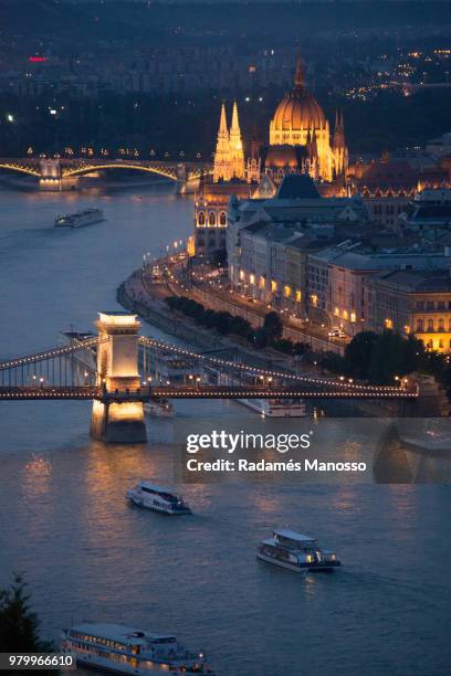 budapest aerial cityscape with chain bridge over danube river at night, budapest, hungary - manosso photos et images de collection