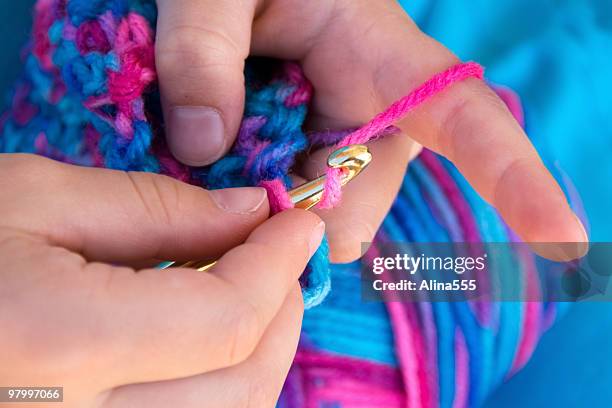 手のクローズアップ crocheting 、ブランケット - かぎ針編み ストックフォトと画像