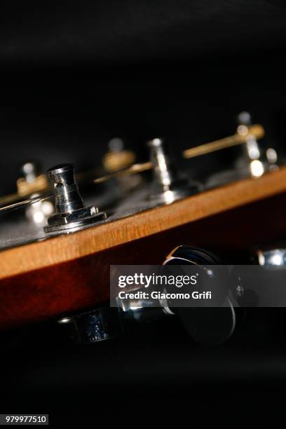acoustic guitar - stimmwirbel stock-fotos und bilder
