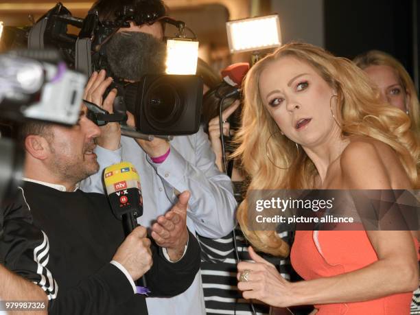 March 2018, Germany, Munich: Actress Jenny Elvers and people from the media at the Fashion Charity Dinner at the hotel Vier Jahreszeiten. Photo:...