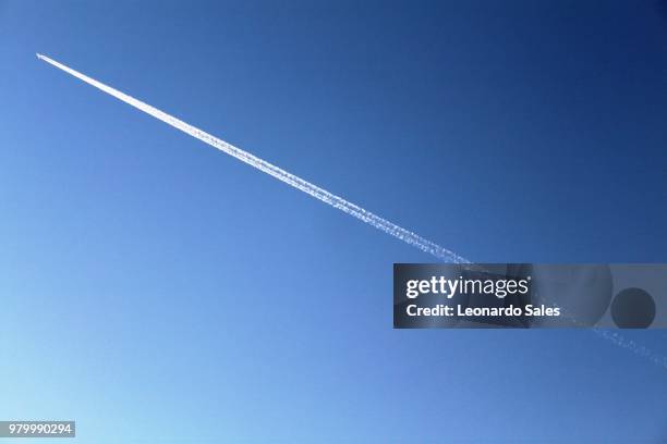 crossing - rastro de avião - fotografias e filmes do acervo