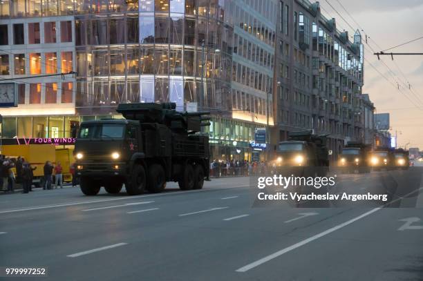 russian armed forces on the streets of moscow, russia - dawn raid stock pictures, royalty-free photos & images