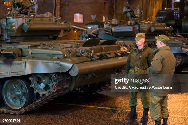 t-90 russian battle tank and russian army soldiers, moscow, russia - national day military parade 2012 stock pictures, royalty-free photos & images