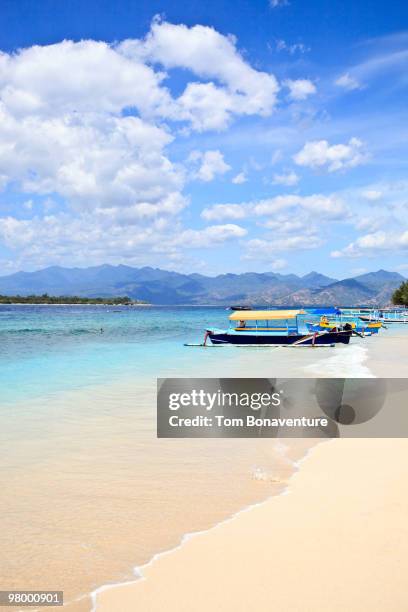 colouful boats on the beach in gili trawangan - gili trawangan stockfoto's en -beelden