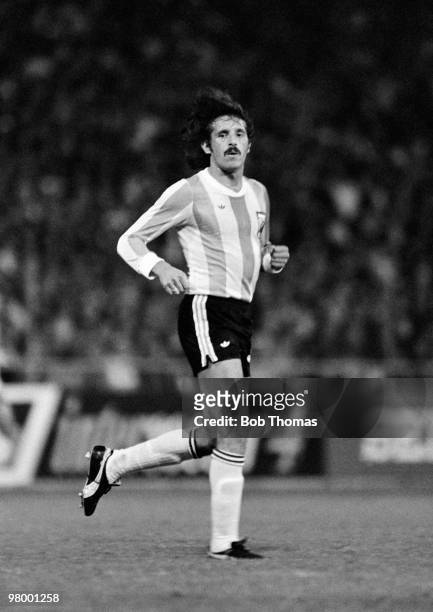 Leopoldo Luque in action for Argentina against Holland during the FIFA 75th Anniversary Match at the Wankdorf Stadium in Berne, 22nd May 1979. The...