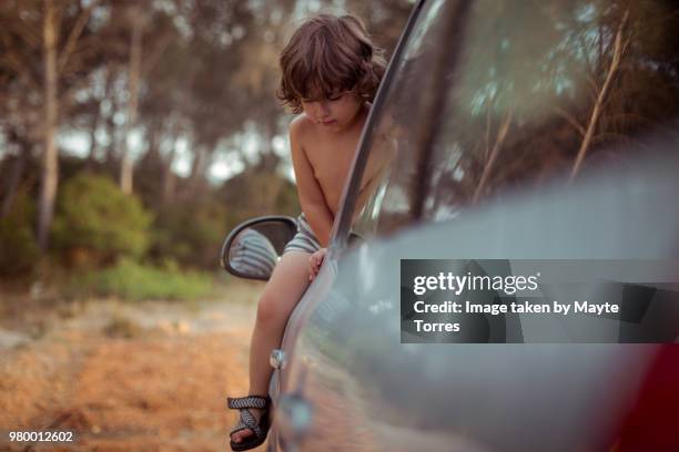 boy getting out of the window car - blickwinkel vom autorücksitz stock-fotos und bilder