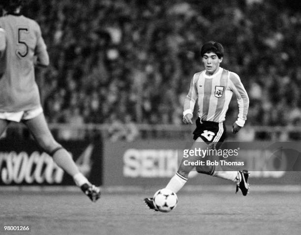 Diego Maradona in action for Argentina against Holland during the FIFA 75th Anniversary Match at the Wankdorf Stadium in Berne, 22nd May 1979. The...
