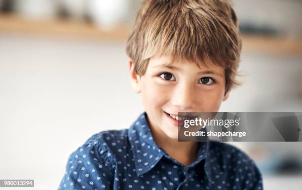 gewoon een onbezorgd kind - blond boy stockfoto's en -beelden