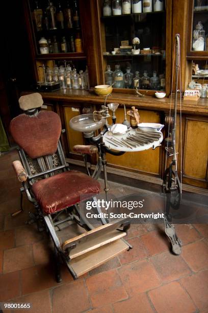 dentists chair - tandartsstoel stockfoto's en -beelden