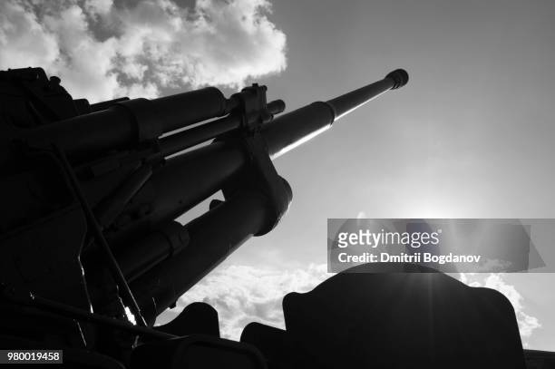 peacefull sky - artiglieria foto e immagini stock