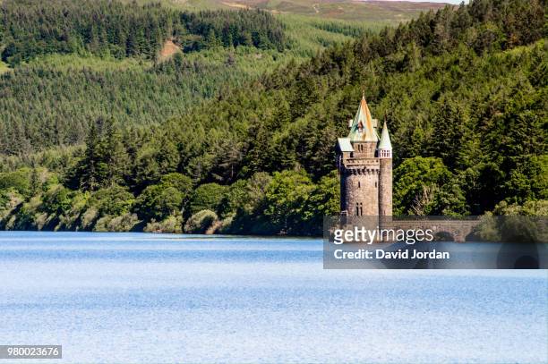gothic revival tower at lake vyrnwy, wales, uk - lake vyrnwy 個照片及圖片檔