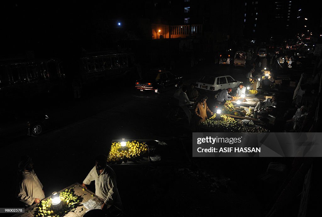 Pakistanis purchase fruit from roadside