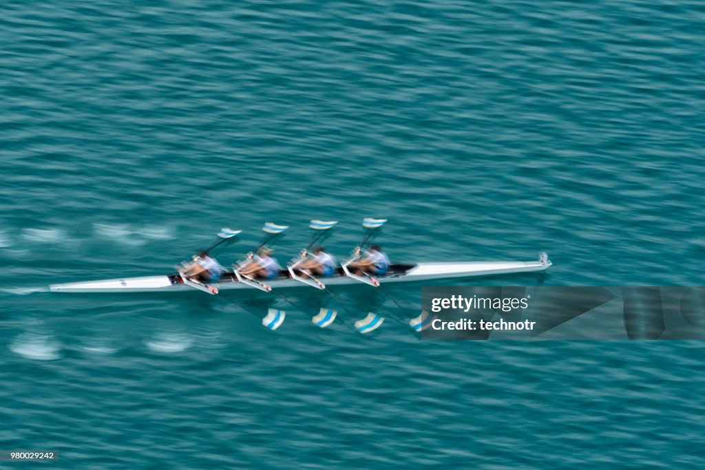 Quádruplo Scull remo equipe praticando, movimento turva