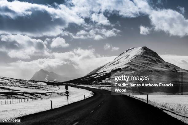 road into the mountains - francis winter stock-fotos und bilder