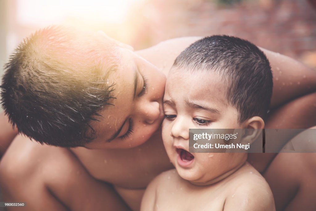 5 Jahre alten Bruder ihr Kleinkind Schwester zu küssen