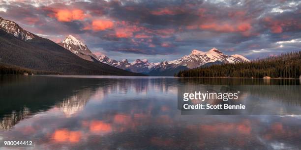 lake in jasper national park maligne at sunset, alberta, canada - lago maligne foto e immagini stock
