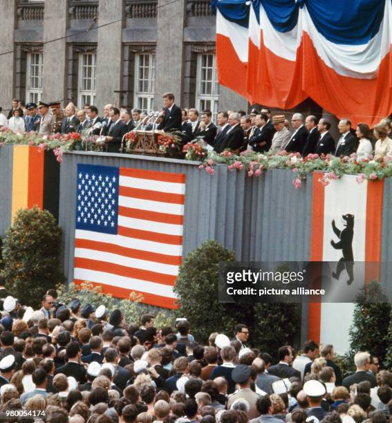 Der US-amerikanische Präsident John Fitzgerald Kennedy während seiner Rede vor dem Schöneberger Rathaus in Berlin am 26.6.1963. Mit dem legendären...