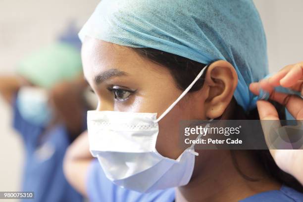 doctors/dentist preparing to work - face mask protective workwear stockfoto's en -beelden