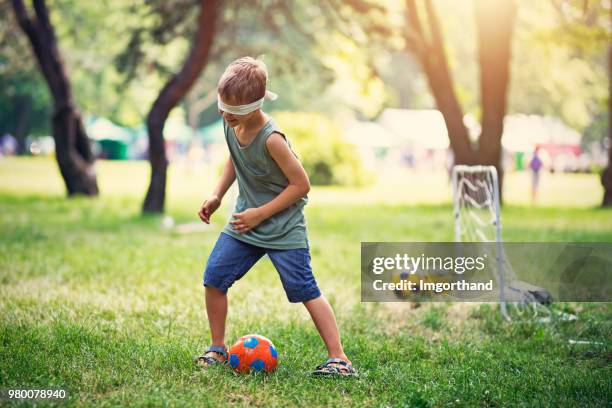 jongetje grappige spelen in het park - blinddoek stockfoto's en -beelden