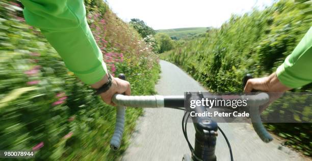 man riding bike pov - fahrrad grün stock-fotos und bilder