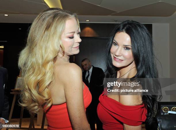 March 2018, Germany, Munich: Actresses Mariella Ahrens and Jenny Elvers at the Fashion Charity Dinner at the hotel Vier Jahreszeiten. Photo: Ursula...