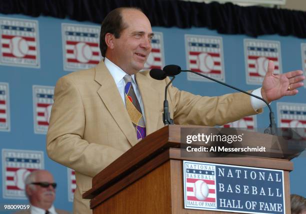 Johnny Bench sings at 2004 Baseball Hall of Fame induction ceremonies July 25, 2004 in Cooperstown, New York.