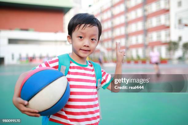 söta asien barn spela basket - real444 bildbanksfoton och bilder