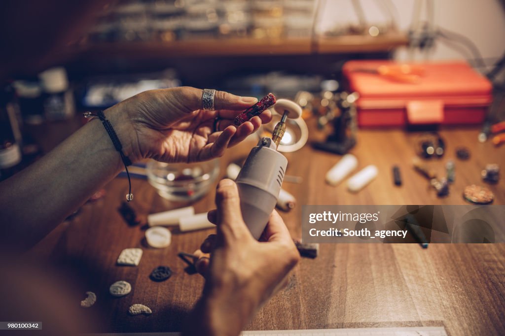 Mujer haciendo joyas