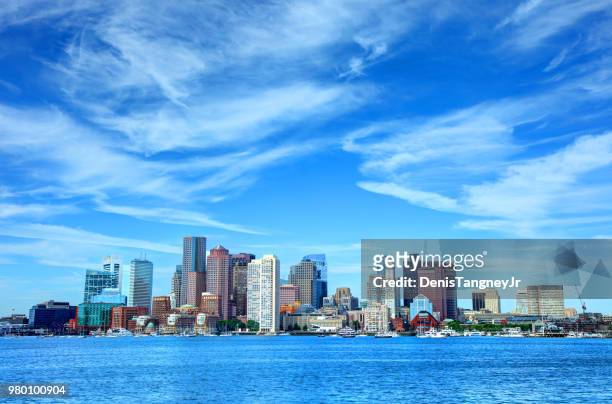 skyline von downtown boston massachusetts - boston massachusetts stock-fotos und bilder