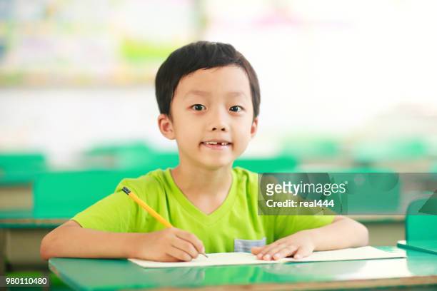 kinesiska barn som arbetar på skrivbord i klassrummet - real444 bildbanksfoton och bilder