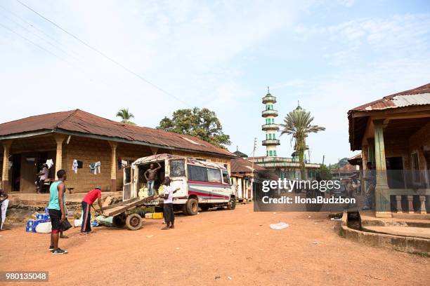 mannen zijn het laden van een vrachtwagen in freetown, de hoofdstad van sierra leone. - sierra leone stockfoto's en -beelden