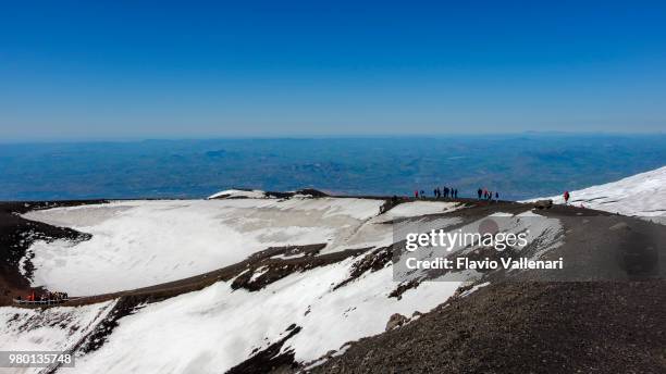 senderismo en mt etna, declarado patrimonio de la humanidad por la unesco. dell'etna parco - parque del etna, sicilia, italia - mt etna fotografías e imágenes de stock