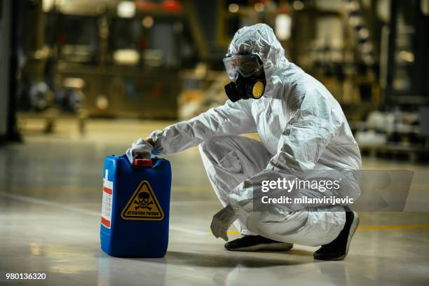 obrero trabajando con materiales peligrosos - armas de destrucción masiva fotografías e imágenes de stock