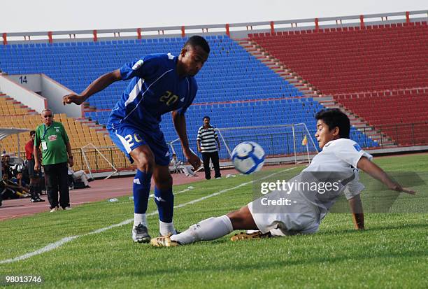 Nizar Nasser Salem of Yemen's Al-Hilal competes with Robert Lal of India's Churchill Brothers team during their 2010AFC Cup Group B match in Sanaa,...