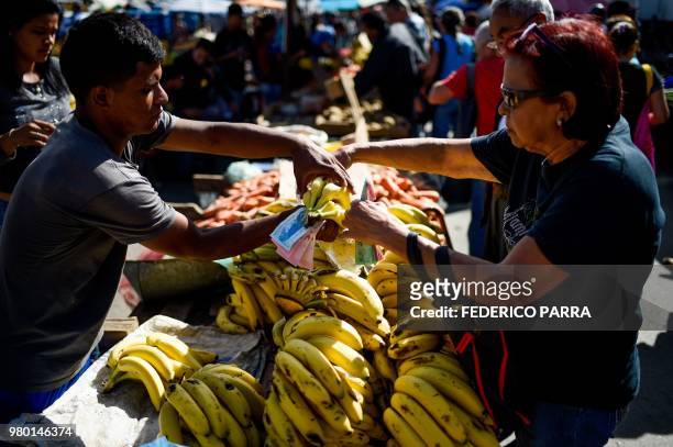 Man sells fruit at the municipal market of Coche, a neighbourhood of Caracas, on June 20, 2018. - Venezuelan President Nicolas Maduro ordered the...