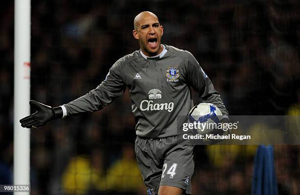 Tim Howard of Everton shouts to team mates during the Barclays Premiership match between Manchester City and Everton at the City of Manchester...