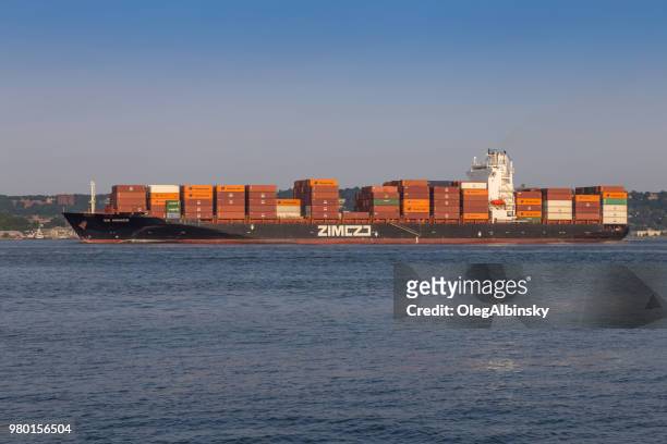 containerfartyg på morgonen, övre new york harbor. - brooklyn bights bildbanksfoton och bilder