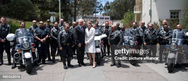 June 2018, US, San Francisco: Federal President Frank-Walter Steinmeier and his wife Elke Buedenbender thanking the motorbike police that have...