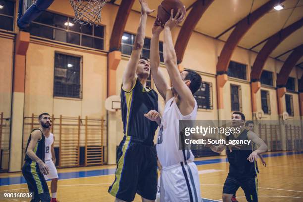 basketbalspel in beweging - basketball competition stockfoto's en -beelden