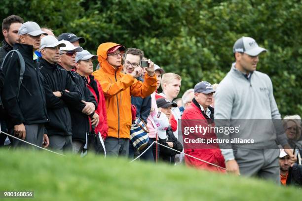 June 2018, Germany, Pulheim: Golf, European Tour - International Open. Spectators following German golfer Martin Kaymer . Photo: Marcel Kusch/dpa