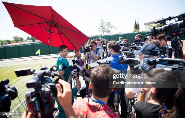 June 2018, Russia, Sochi: Soccer, World Cup 2018, German national team, team quarters. Mario Gomez speaking in the Mixed Zone before training. Photo:...